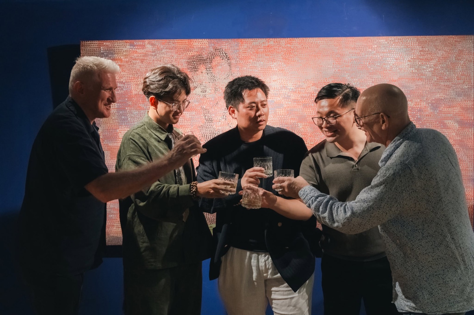 Thành viên UKAV cụng ly tại Hanoi Art Gathering: First Brush