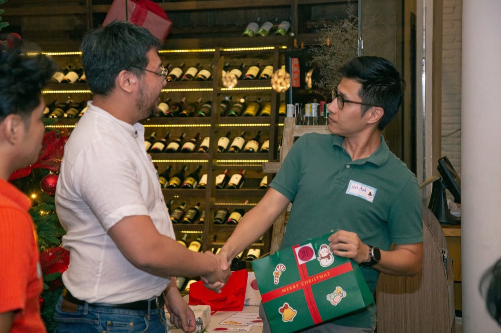 Trao quà tại Christmas Party 2024